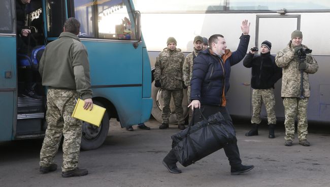 Военнопленный из Украины во время обмена пленными в Донецкой области. 27 декабря 2017