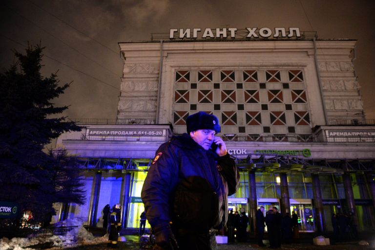 Сотрудник полиции у входа в магазин Перекресток в Санкт-Петербурге, где произошел взрыв. 27 декабря 2017 Сотрудник полиции у входа в магазин Перекресток в Санкт-Петербурге, где произошел взрыв. 27 декабря 2017
