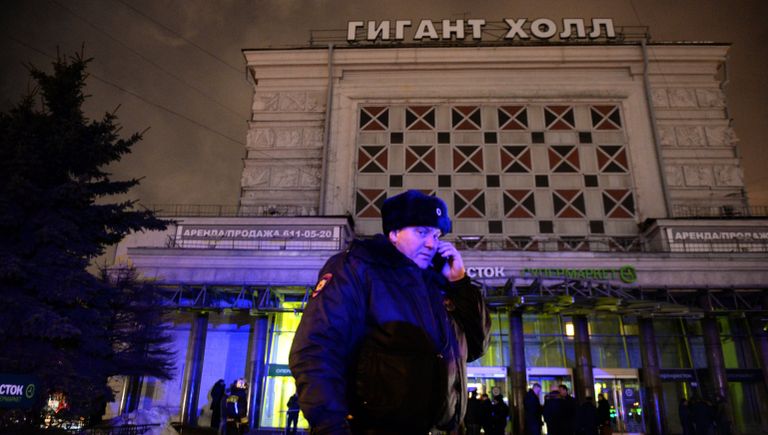 Сотрудник полиции у входа в магазин Перекресток в Санкт-Петербурге, где произошел взрыв. 27 декабря 2017 Сотрудник полиции у входа в магазин Перекресток в Санкт-Петербурге, где произошел взрыв. 27 декабря 2017
