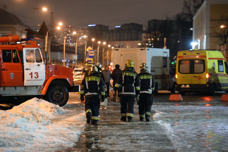 Сотрудники МЧС у входа в магазин Перекресток в Санкт-Петербурге, где произошел взрыв. 27 декабря 2017 Сотрудники МЧС у входа в магазин Перекресток в Санкт-Петербурге, где произошел взрыв. 27 декабря 2017