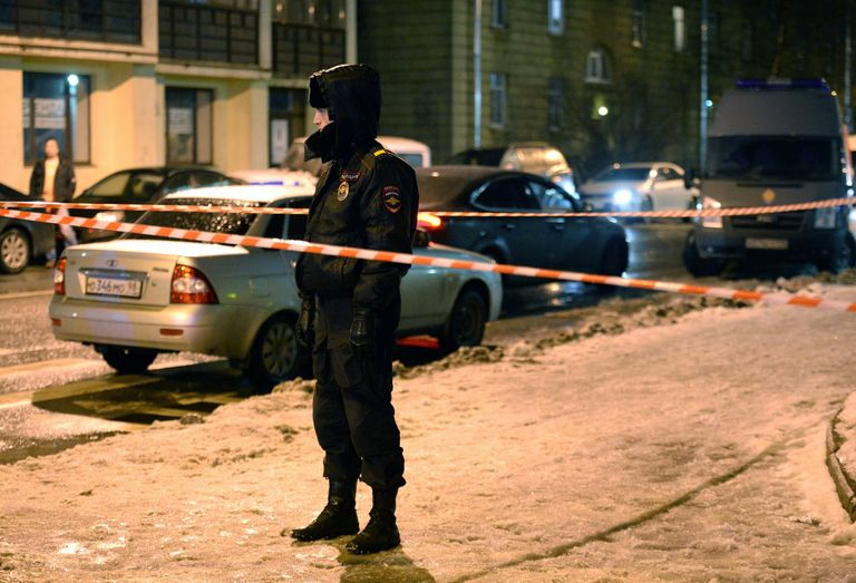 Сотрудник полиции у входа в магазин Перекресток в Санкт-Петербурге, где произошел взрыв. 27 декабря 2017 Сотрудник полиции у входа в магазин Перекресток в Санкт-Петербурге, где произошел взрыв. 27 декабря 2017