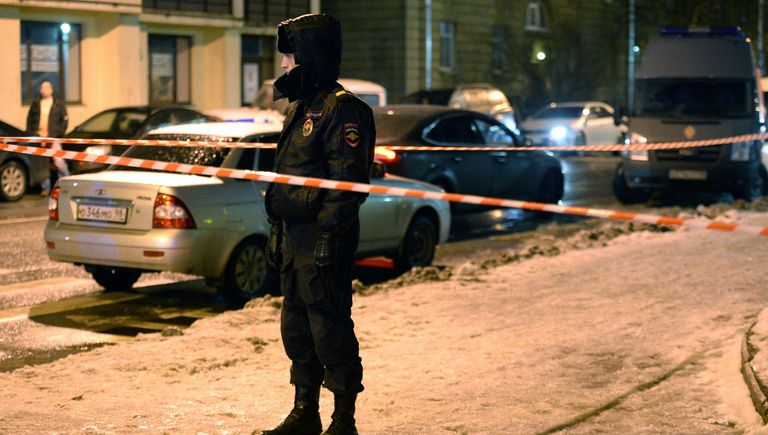 Сотрудник полиции у входа в магазин Перекресток в Санкт-Петербурге, где произошел взрыв. 27 декабря 2017 Сотрудник полиции у входа в магазин Перекресток в Санкт-Петербурге, где произошел взрыв. 27 декабря 2017