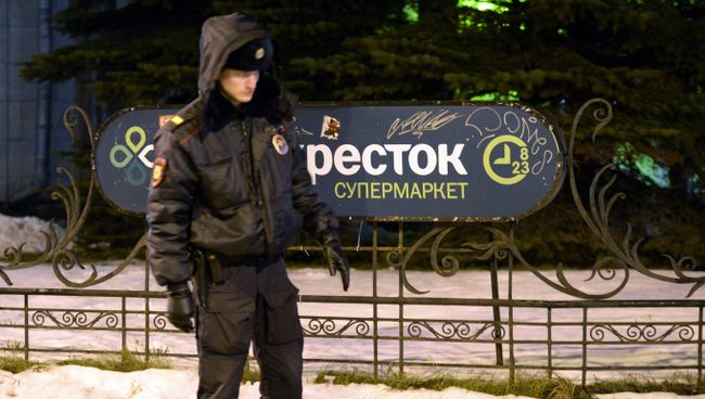 Сотрудник полиции у входа в магазин Перекресток в Санкт-Петербурге, где произошел взрыв. 27 декабря 2017