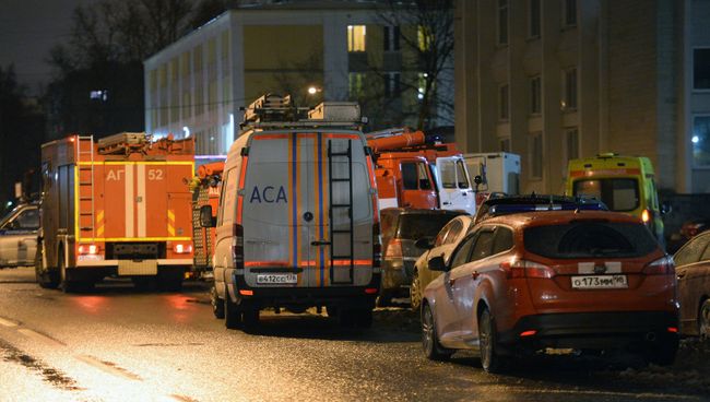 Спецавтомобили у входа в магазин Перекресток в Санкт-Петербурге, где произошел взрыв. 27 декабря 2017 Спецавтомобили у входа в магазин Перекресток в Санкт-Петербурге, где произошел взрыв. 27 декабря 2017