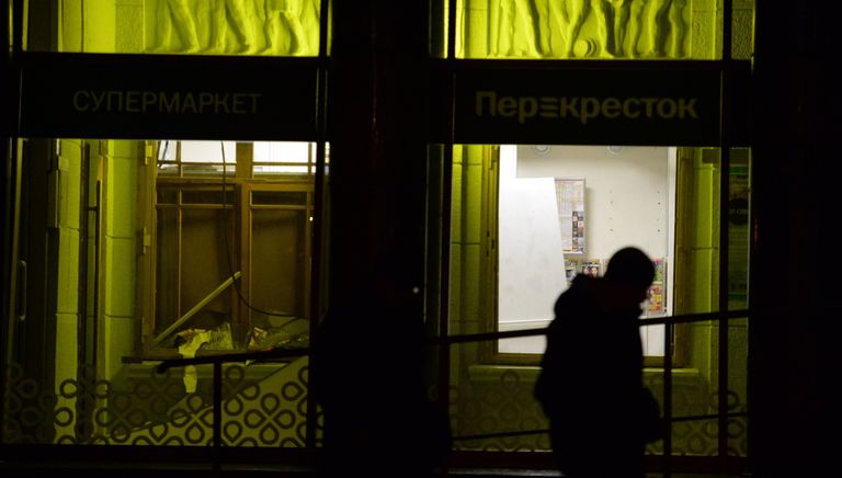 Разбитые стекла в магазине Перекресток в Санкт-Петербурге, где произошел взрыв. 27 декабря 2017 Разбитые стекла в магазине Перекресток в Санкт-Петербурге, где произошел взрыв. 27 декабря 2017