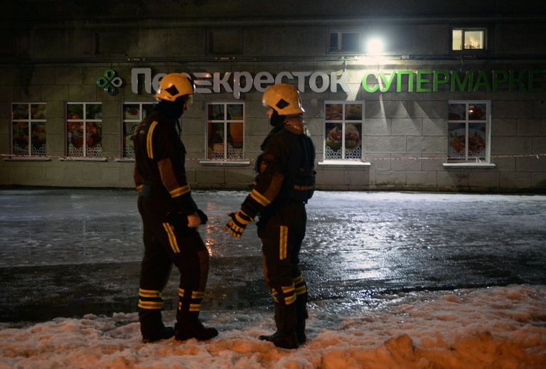 Сотрудники МЧС у входа в магазин Перекресток в Санкт-Петербурге, где произошел взрыв. 27 декабря 2017 Сотрудники МЧС у входа в магазин Перекресток в Санкт-Петербурге, где произошел взрыв. 27 декабря 2017