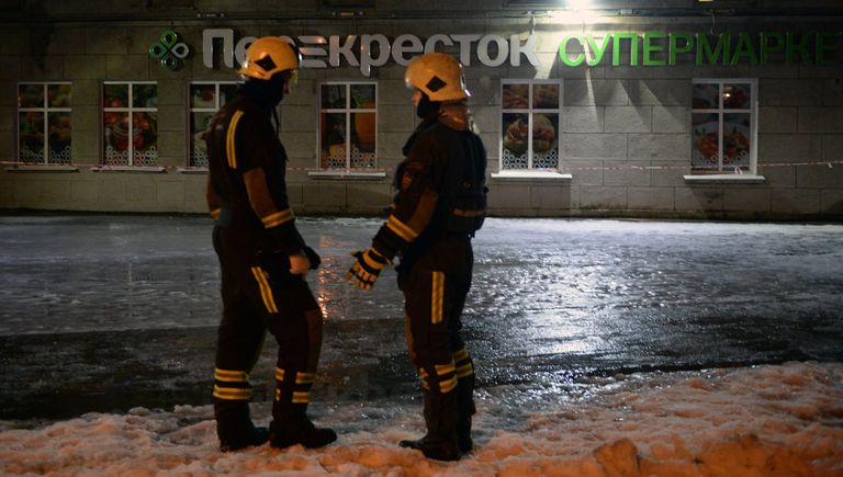 Сотрудники МЧС у входа в магазин Перекресток в Санкт-Петербурге, где произошел взрыв. 27 декабря 2017 Сотрудники МЧС у входа в магазин Перекресток в Санкт-Петербурге, где произошел взрыв. 27 декабря 2017