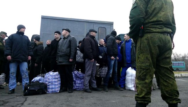 Украинские пленные во время обмена пленными между ЛНР и ДНР и Киевом между поселками Майорск и Горловка. 27 декабря 2017 Украинские пленные во время обмена пленными между ЛНР и ДНР и Киевом между поселками Майорск и Горловка. 27 декабря 2017