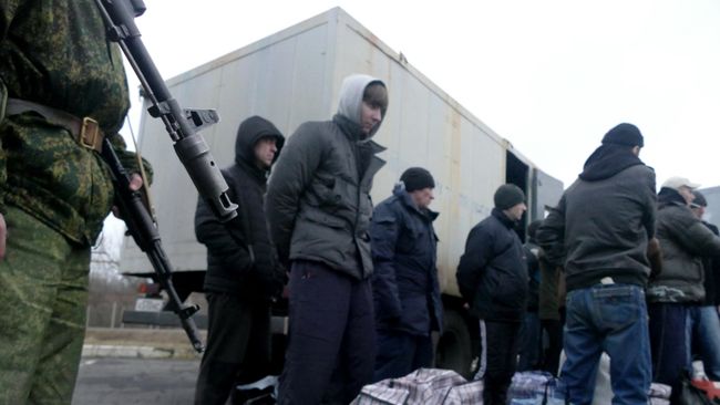 Украинские пленные во время обмена пленными между самопровозглашенными Донецкой и Луганской народными республиками и Киевом на нейтральной территории между поселками Майорск и Горловкой. Архивное фото