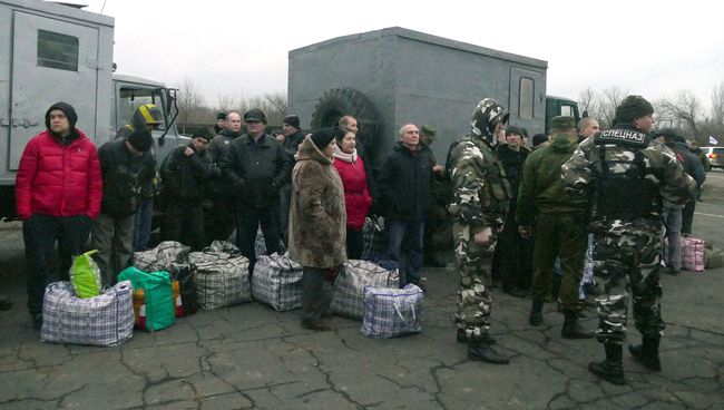 Украинские пленные во время обмена пленными между ЛНР и ДНР и Киевом между поселками Майорск и Горловка. 27 декабря 2017 Украинские пленные во время обмена пленными между ЛНР и ДНР и Киевом между поселками Майорск и Горловка. 27 декабря 2017