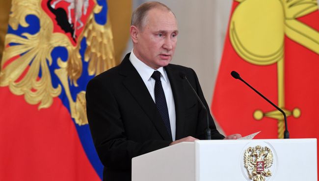 Президент РФ Владимир Путин во время встречи с военнослужащими, принимавшими участие в антитеррористической операции в в Сирии. 28 декабря 2017 Президент РФ Владимир Путин во время встречи с военнослужащими, принимавшими участие в антитеррористической операции в в Сирии. 28 декабря 2017