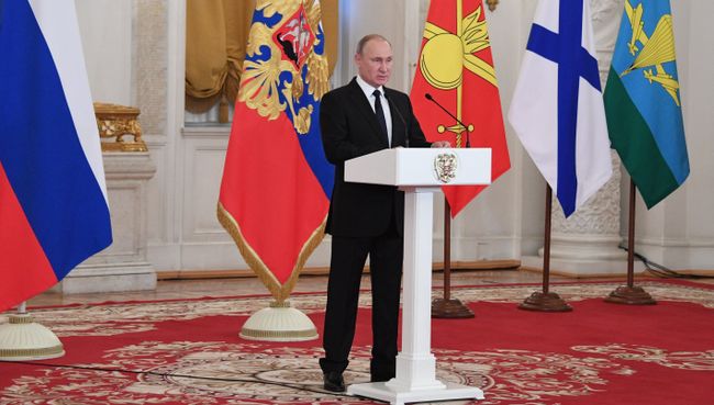 Президент РФ Владимир Путин во время встречи с военнослужащими, принимавшими участие в антитеррористической операции в в Сирии. 28 декабря 2017 Президент РФ Владимир Путин во время встречи с военнослужащими, принимавшими участие в антитеррористической операции в в Сирии. 28 декабря 2017