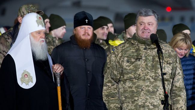 Президент Украины Петр Порошенко во время встречи украинских военнопленных в аэропорту Борисполь. 28 декабря 2017 Президент Украины Петр Порошенко во время встречи украинских военнопленных в аэропорту Борисполь. 28 декабря 2017