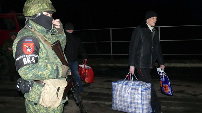 Сотрудник военной комендатуры ДНР во время обмена пленными между ЛНР и ДНР и Киевом между поселками Майорск и Горловка. 27 декабря 2017