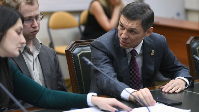 Заслуженный изобретатель России Владимир Михайлов на приеме документов в ЦИК РФ по выдвижению кандидатов на выборах президента России. Архивное фото