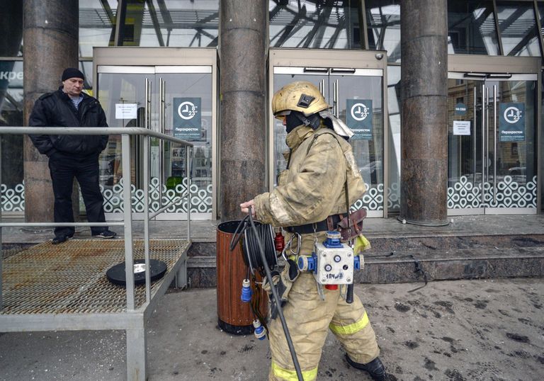 Сотрудник МЧС у магазина Перекресток в Санкт-Петербурге Сотрудник МЧС у магазина Перекресток в Санкт-Петербурге