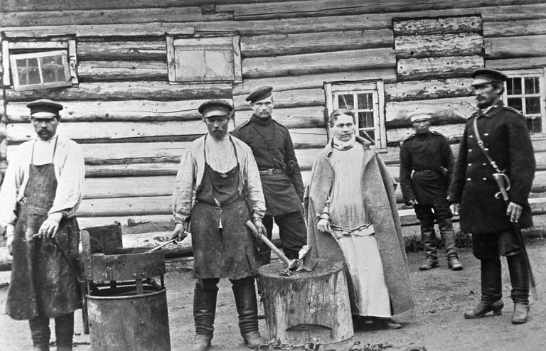 Заковка Софьи Блювштейн в кандалы. Фото из коллекции А.П. Чехова Заковка Софьи Блювштейн в кандалы. Фото из коллекции А.П. Чехова