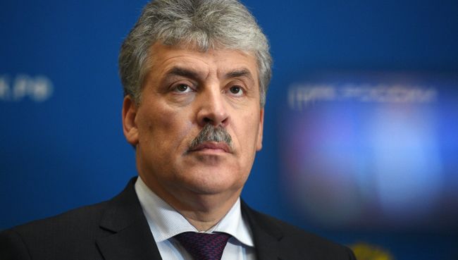 Директор Совхоза имени Ленина Павел Грудинин на приеме документов в ЦИК РФ по выдвижению кандидатов на выборах президента России. 28 декабря 2017