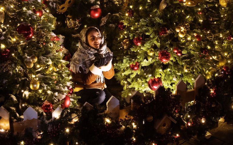 Девушка среди новогодних декораций в центре Москвы Девушка среди новогодних декораций в центре Москвы