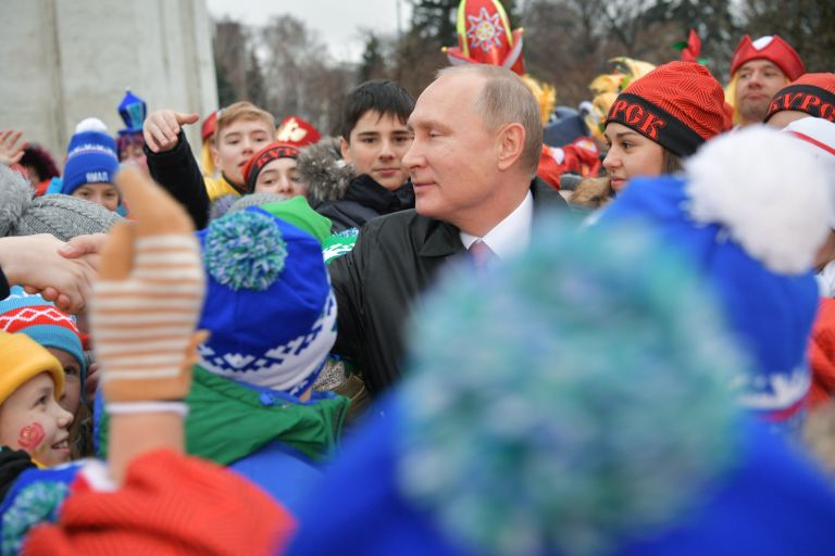 Президент РФ Владимир Путин во время встречи на Соборной площади с детьми - гостями Кремлевской елки Президент РФ Владимир Путин во время встречи на Соборной площади с детьми - гостями Кремлевской елки