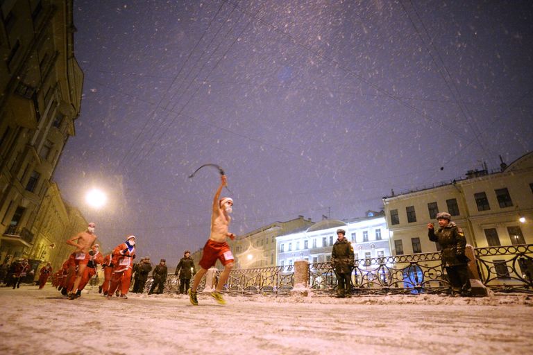 Участники во время массового забега в Санкт-Петербурге Участники во время массового забега в Санкт-Петербурге