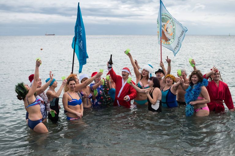 Участники клуба моржей из Севастополя на параде Дедов Морозов в Ялте Участники клуба моржей из Севастополя на параде Дедов Морозов в Ялте