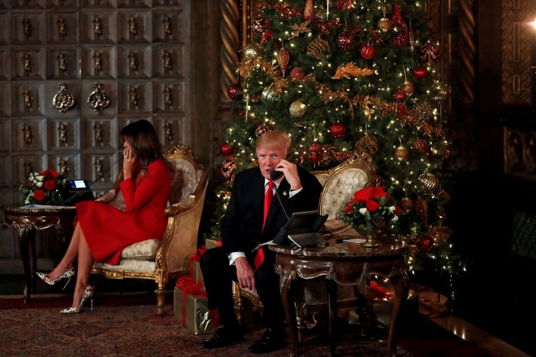 Президент США Дональд Трамп с супругой Меланьей во время телефонного разговора с детьми в рамках рождественской программы NORAD Santa Tracker Президент США Дональд Трамп с супругой Меланьей во время телефонного разговора с детьми в рамках рождественской программы NORAD Santa Tracker
