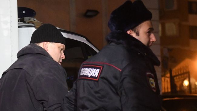 Экс-директор фабрики Меньшевик Илья Аверьянов, обвиняемый в убийстве, у Пресненского суда Москвы. 28 декабря 2017