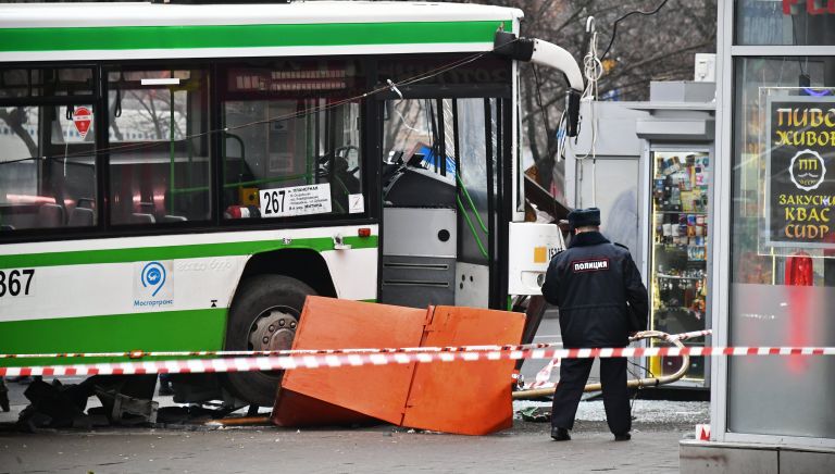 Сотрудник правоохранительных органов у пассажирского автобуса, въехавшего в остановку на Сходненской улице в Москве. 29 декабря 2017 Сотрудник правоохранительных органов у пассажирского автобуса, въехавшего в остановку на Сходненской улице в Москве. 29 декабря 2017