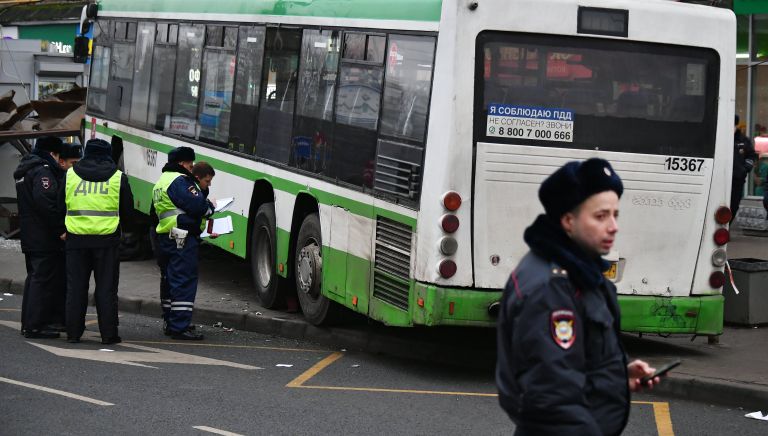 Сотрудники правоохранительных органов у пассажирского автобуса, въехавшего в остановку на Сходненской улице в Москве. 29 декабря 2017 Сотрудники правоохранительных органов у пассажирского автобуса, въехавшего в остановку на Сходненской улице в Москве. 29 декабря 2017