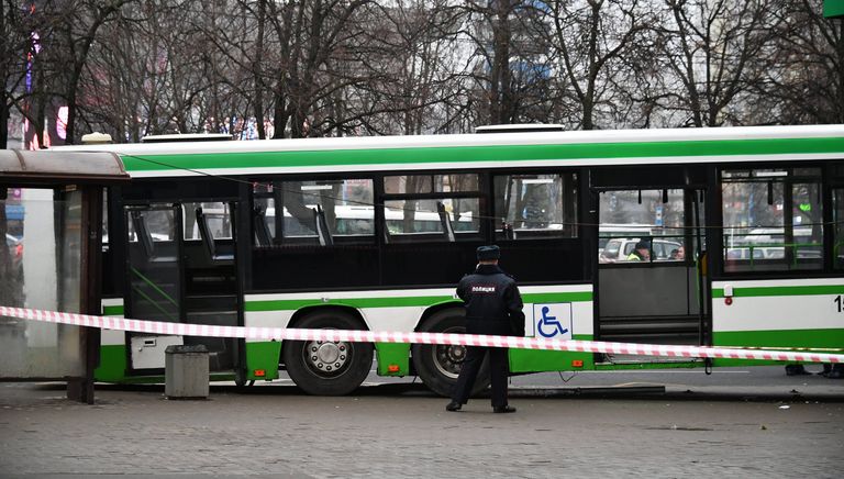Сотрудник правоохранительных органов у пассажирского автобуса, въехавшего в остановку на Сходненской улице в Москве. 29 декабря 2017 Сотрудник правоохранительных органов у пассажирского автобуса, въехавшего в остановку на Сходненской улице в Москве. 29 декабря 2017