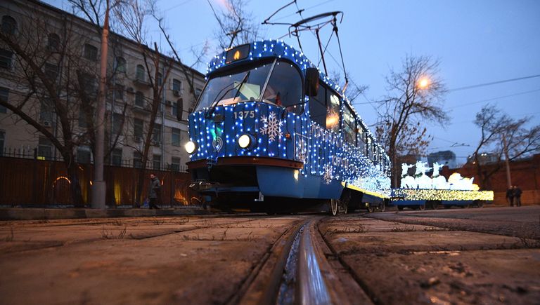 Новогодний трамвай, украшенный яркими светодиодными огнями, в Москве Новогодний трамвай, украшенный яркими светодиодными огнями, в Москве