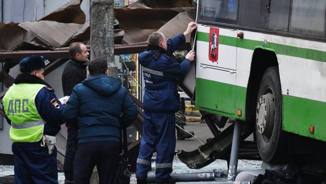 Сотрудники правоохранительных органов у пассажирского автобуса, въехавшего в остановку на Сходненской улице в Москве. 29 декабря 2017