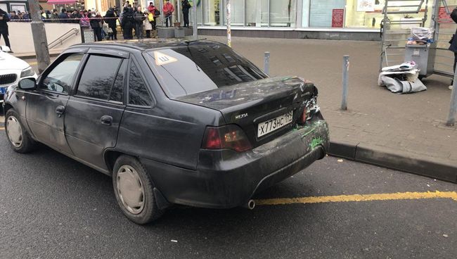 Автомобиль Daewoo Nexia на месте ДТП на Сходненской улице в Москве. 29 декабря 2017