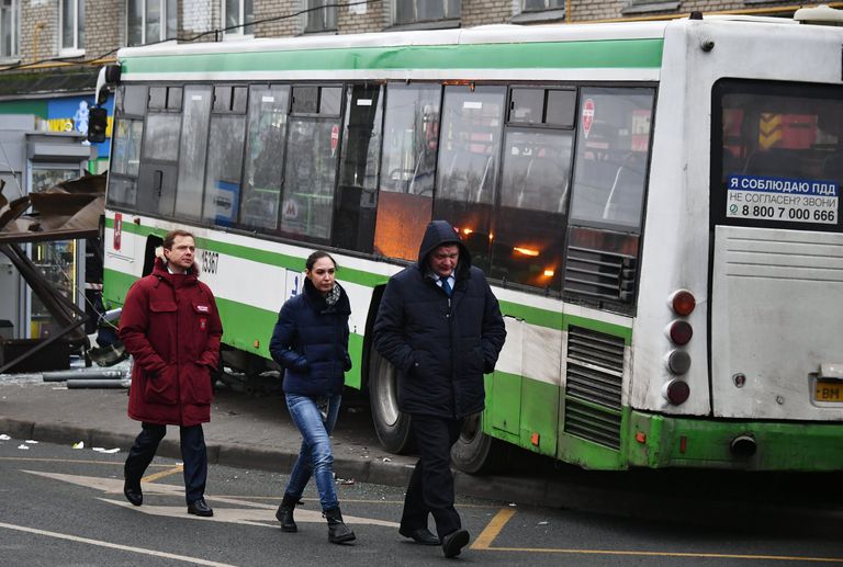 Заместитель мэра Москвы Максим Ликсутов на месте, где пассажирский автобус въехал в остановку на Сходненской улице в Москве. 29 декабря 2017 Заместитель мэра Москвы Максим Ликсутов на месте, где пассажирский автобус въехал в остановку на Сходненской улице в Москве. 29 декабря 2017