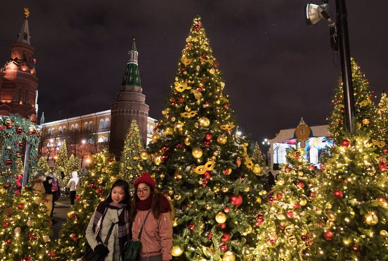 Туристы на новогодней ярмарке в центре Москвы Туристы на новогодней ярмарке в центре Москвы
