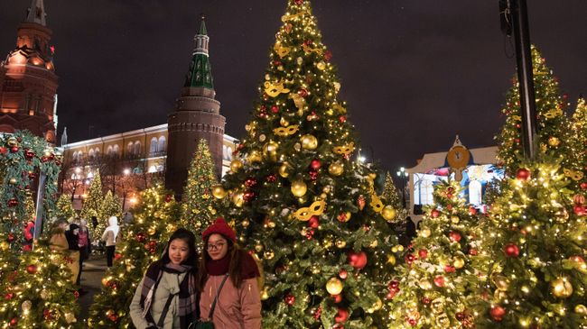 Туристы на новогодней ярмарке в центре Москвы Туристы на новогодней ярмарке в центре Москвы