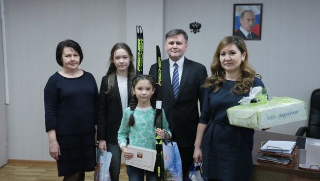 Одиннадцатилетняя Арина Аминева и её сестра получили подарок к Новому году от Владимира Путина Одиннадцатилетняя Арина Аминева и её сестра получили подарок к Новому году от Владимира Путина