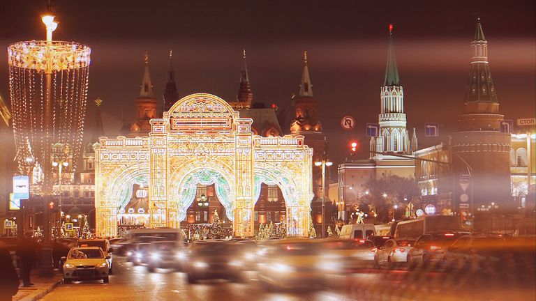 Москва радует москвичей в канун Нового года праздничным оформлением. Уникальная конструкция создана по мотивам архитектуры Малого театра на Большой Ордынке. Ширина - 26 метров, высота – 18 метров. К этой арке ведет одна из самых посещаемых улиц Москвы – Тверская. Состоит из трех арок с постепенным «сужением» каждой последующей, создавая эффект врат тоннельного типа, ведущих к интерактивной новогодней площадке «Сказочный лес».