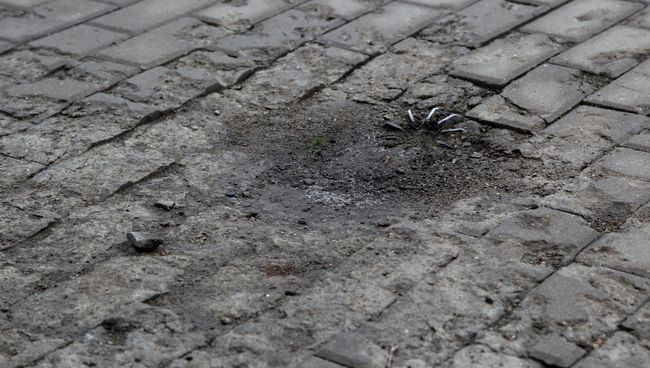 Неразорвавшийся снаряд на пешеходной дорожке, ДНР. Архивное фото Неразорвавшийся снаряд на пешеходной дорожке, ДНР. Архивное фото