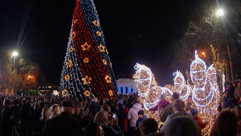Открытие главной новогодней елки на площади Нахимова в Севастополе Открытие главной новогодней елки на площади Нахимова в Севастополе