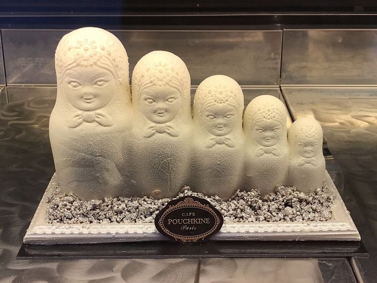 Угощение Matriochka с начинкой из манго и кокоса в кондитерской Pouchkine в Париже Угощение Matriochka с начинкой из манго и кокоса в кондитерской Pouchkine в Париже