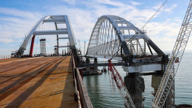 Строительство Крымского моста через Керченский пролив. Архивное фото Строительство Крымского моста через Керченский пролив. Архивное фото