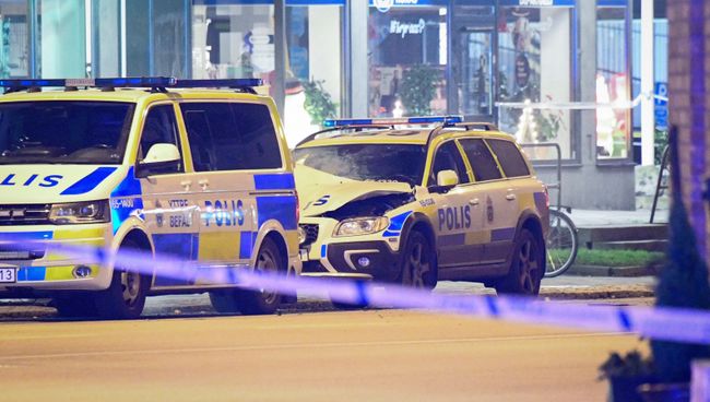 Пострадавшая от взрыва полицейская машина в городе Мальмё, Швеция. 29 декабря 2017 Пострадавшая от взрыва полицейская машина в городе Мальмё, Швеция. 29 декабря 2017