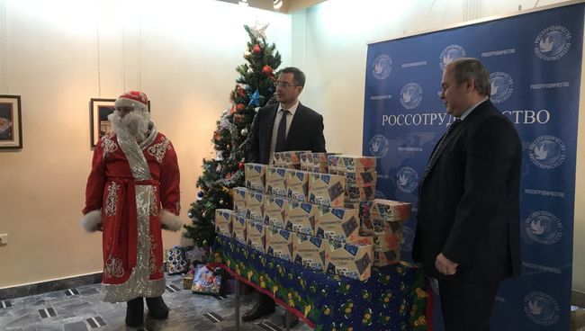 Представители Россотрудничества совместно с детьми и настоятелями наряжают елку в приюте при православной церкви святого Илии в Дамаске. 30.12.17 Представители Россотрудничества совместно с детьми и настоятелями наряжают елку в приюте при православной церкви святого Илии в Дамаске. 30.12.17