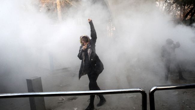 Участинца акции протеста на территории Тегеранского университета, Иран. 30 декабря 2017 Участинца акции протеста на территории Тегеранского университета, Иран. 30 декабря 2017