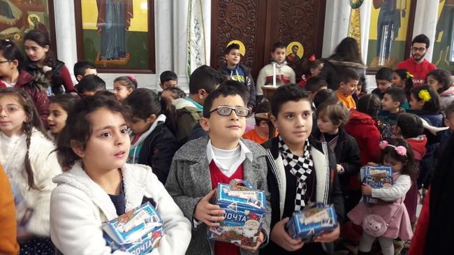 Вручение новогодних подарков сирийским детям. Архивное фото Вручение новогодних подарков сирийским детям. Архивное фото