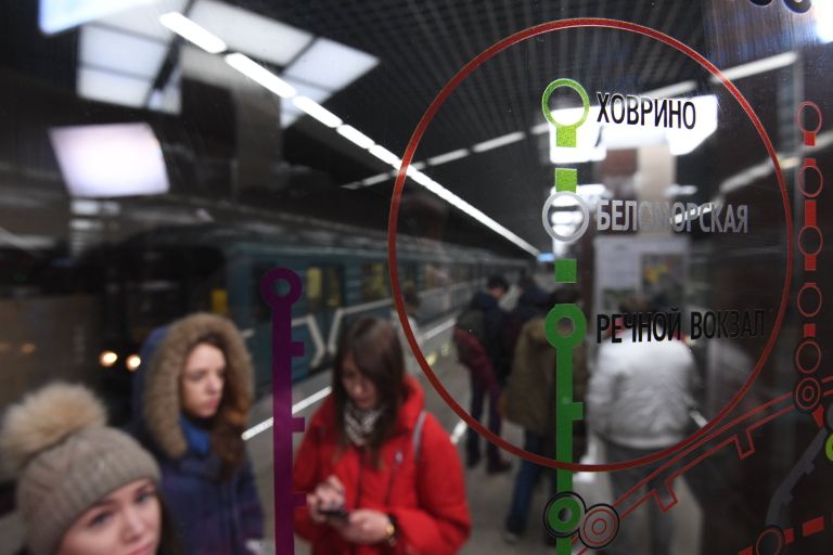 Пассажиры на станции метро Ховрино в Москве. 31 декабря 2017 Пассажиры на станции метро Ховрино в Москве. 31 декабря 2017