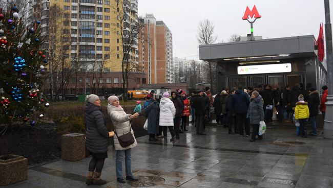 Пассажиры у вестибюля станции метро Ховрино Пассажиры у вестибюля станции метро Ховрино