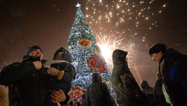Праздничный салют во время празднования Нового года. Архивное фото Праздничный салют во время празднования Нового года. Архивное фото